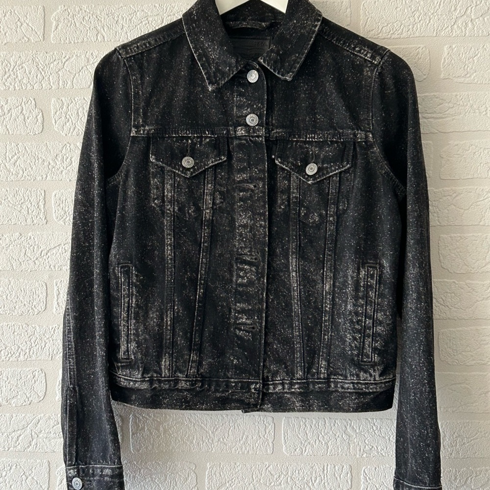 Levi's Black Jean Jacket with Classic Design and Distressed Look